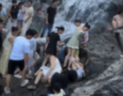 男子瀑布上方摔倒一路而下撞倒多人 村委会：系“野生”景区