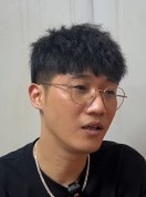 41岁送女出嫁父亲回应早育 年轻心态引热议