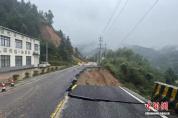江西遂川群众夹道欢送救灾队伍 救援力量全力抢险