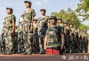板凳男孩方宇翔参加大学军训 顽强坚毅融入集体
