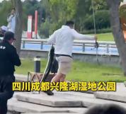 男子公园钓大鱼后逃跑 保安狂追引发关注