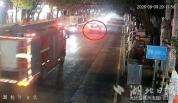 交警回应轿车闯红灯让行消防车 不避让被罚引发关注