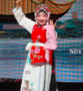 女孩表演遇意外 现编动作从容应对 临场应变显才华
