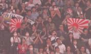 日本观众在亚运赛场举起旭日旗 军国主义象征再现