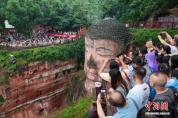 国庆假期乐山大佛景区游人如织 领略千年雄姿