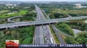 返程车流大交警查处低速占道违法行为 保障道路畅通安全