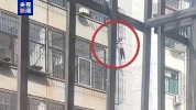 5岁娃头卡6楼护栏男子徒手爬楼托举 路人英勇救援