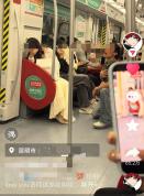 男网红在地铁车厢向女乘客大声表白 引发网友热议