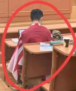 身披旭日旗、桌放旧日军军帽！莫大南京籍中国留学生课堂风波再起，“精日”行为被扒，曾涉 “台独” 言论