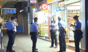 香港油麻地一家便利店遭男子持砖头打劫，警方追缉在逃涉案者下落
