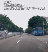 实拍女子快车道上骑电动车掉下一娃