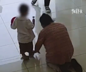 走失男童被悉心照料 奶奶激动落泪当场下跪致谢