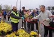 北京上百位市民雨中排队 接国庆鲜 花香传递节日温情
