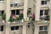 老人翻窗站7楼外墙种花全程无任何防护 物业回应