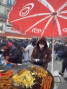 法国乱成一锅粥 还有人叫嚣对华强硬 摊主街头“硬核”摆摊引争议