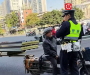 “二仙桥大爷”又因违规载货被拦 谭乔称二仙桥大爷并非专职网红