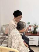 小伙300元1小时兼职做共享儿女 填补子女缺席的温暖时光