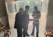 男子把银行卡藏鞋里寄出 父亲报案 老人步行10公里求助