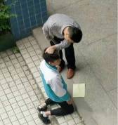 男童被老师踢倒警方终止调查 法律定性争议引发关注
