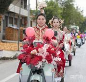 新郎骑电动三轮车娶新娘 乡间婚礼新风尚
