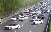 “龟速车”上高速添堵更添险 一车慢引发一路堵
