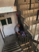 90岁睡楼道老人有三个女儿 家庭纠纷致养老困局
