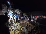 那曲地震现场:地面开裂房屋倒塌 救援力量连夜奔赴