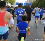 男子栓绳子牵拉9岁儿子跑马拉松 违规行为引争议