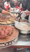 河北沧州一出阁宴设小吃摊供宾客品尝，新娘堂哥：娘家人自发订购，有烤全羊、驴肉火烧、奶茶等，宾客来了随便吃