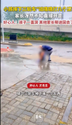 一小孩从三轮车掉下“咕噜噜打几个滚”，家长浑然不知直接开走，好心人帮忙扶起
