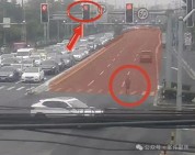 男子在早高峰车流里跑步 警方回应 马路不是私人跑道