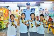 4名小学生街头轮番安慰4岁小孩 乐于助人获表扬