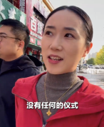 新娘新郎步行去酒店吃自己的席：婚礼极简幸福不减