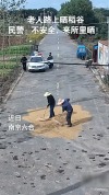 民警邀请2位晒稻谷老人到派出所大院里晒 安全晒场暖人心