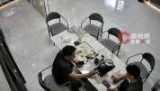 流浪小伙进店充电 老板送热饭 善举温暖人心