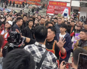 排面直接拉满，迈巴赫到场为结婚广邀网友的小伙撑场