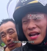 大叔冒雨赶路外卖小哥骑车送6公里：这个路口有我，下个路口有千千万万个我