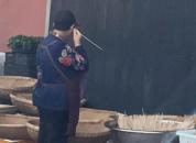 保洁员用串串签掏耳屎又扔回盆里 食品安全引担忧