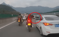 广东摩托骑手恶意损坏他人车辆后视镜，甚至涉嫌套牌上路