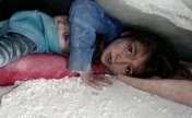 叙利亚小姐弟在废墟下求救：7岁女孩废墟中保护弟弟17小时