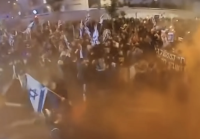 以色列特拉维夫爆发严重骚乱，成千上万人走上街头