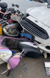 肇庆一小汽车冲撞多辆摩托车 有人受伤 警方正调查处置