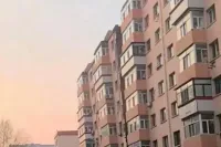 网传哈尔滨一住宅楼楼体开裂 居民紧急疏散待查