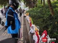 现场直击重庆长江大桥：外卖鲜花成堆，悼念情绪高涨