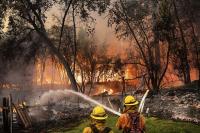 美国加州山火继续扩大，失控下去将打破历史记录，每年烧掉半个省