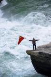 景区回应李现在虎跳峡举国旗 勇敢自由获赞