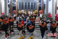 广东10后萌娃醒狮团 夜训迎新年 加紧训练备新春