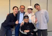 霍汶希曬與謝賢謝霆鋒一家合影 88歲謝賢氣場(chǎng)強(qiáng)大