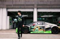 王一博现身宁波国际赛道 展现卓越赛车技艺