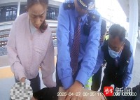 高铁站旅客心跳骤停 护士跪地施救：我是护士！